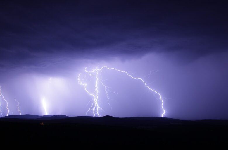 夜空に走る複数の雷